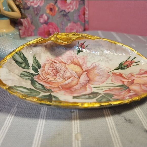 DECOUPAGE CLAM SHELL DECOUPAGE PINK ROSES 🌹 ON A CLAM SHELL TRINKET DISH - Picture 6 of 10